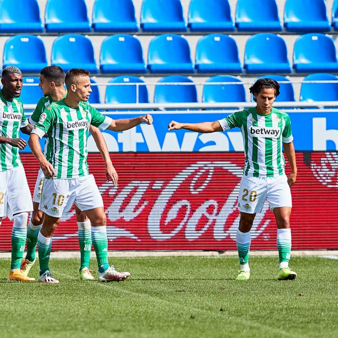 Cristián Tello y Diego Lainez en el triunfo del Betis sobre el Alavés (@_Analistas)