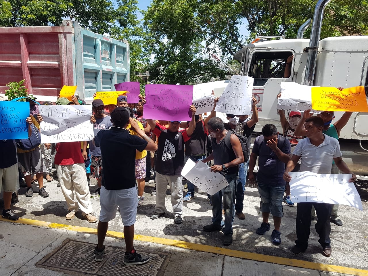 Transportistas protestan en Playa del Carmen