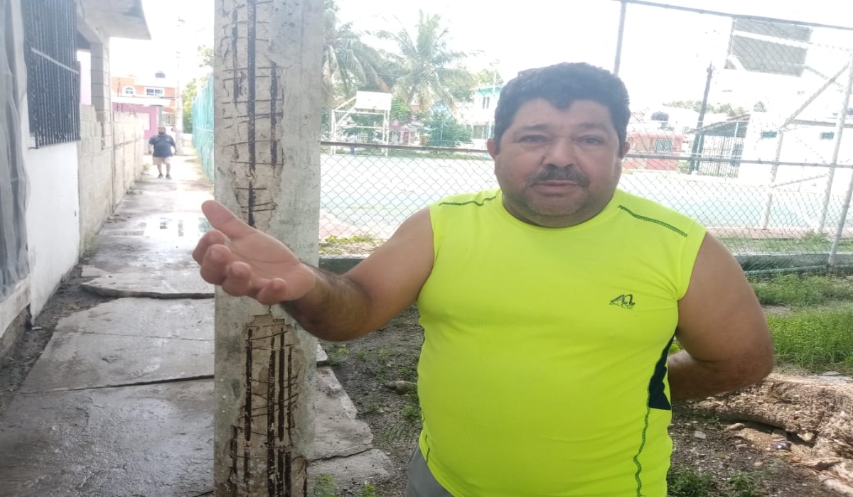 Sin atender, postes dañados en la colonia Camaroneros de Ciudad del Carmen