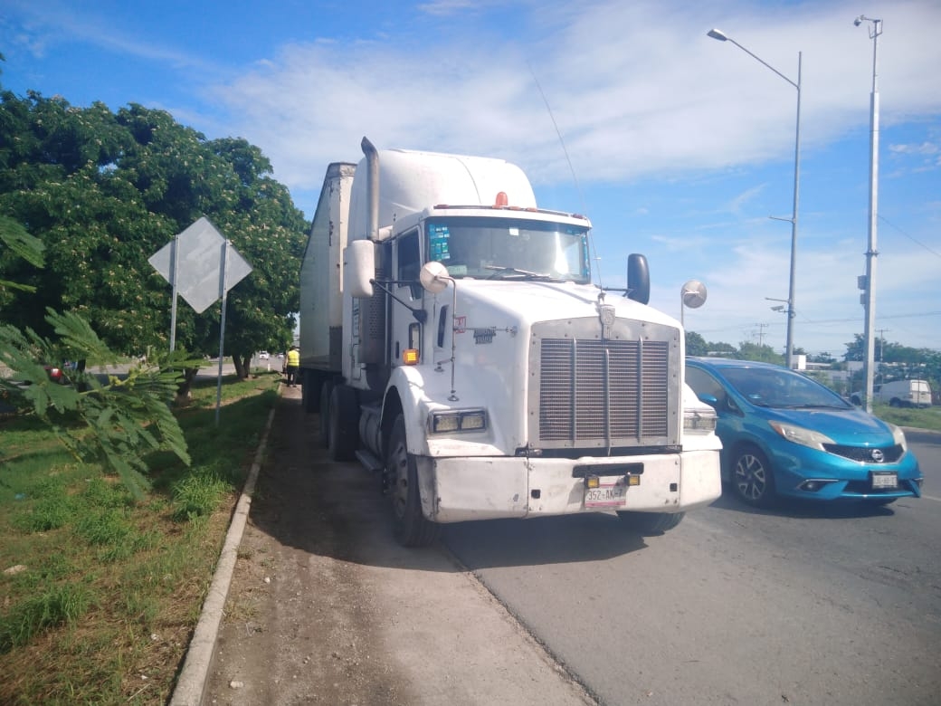 Tráiler choca contra un automóvil y se da a la fuga en Mérida