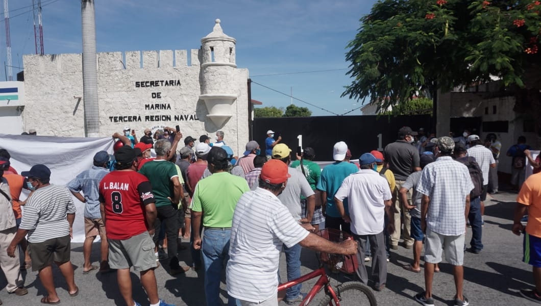 Pescadores de altura protestan ante la Secretaría de Marina en Campeche