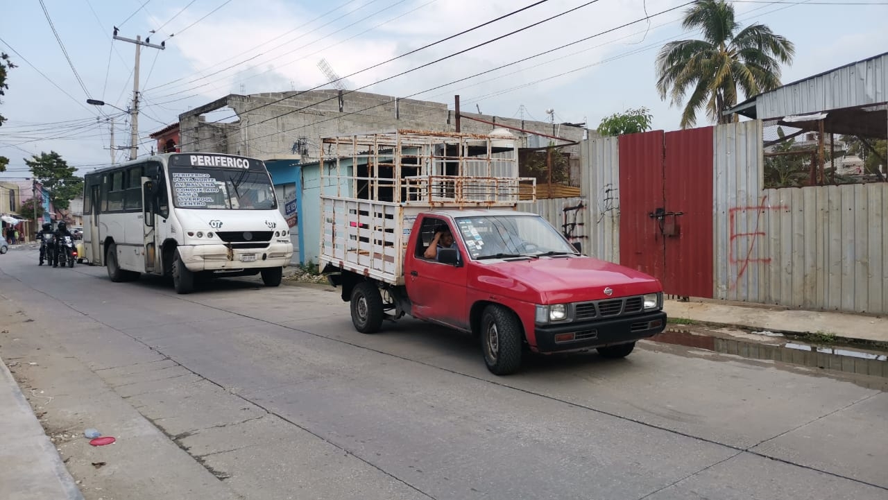 Camión se estrella contra camioneta estacionada en Ciudad de Carmen