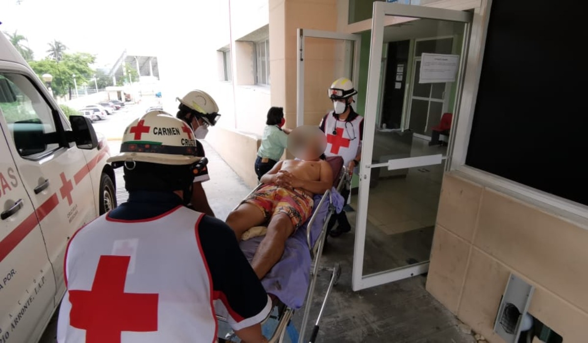 Joven cae de una azotea mientras limpiaba su tinaco en Ciudad del Carmen