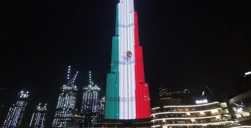 El edificio más alto del mundo, en Dubai, se iluminó con la bandera de México con motivo del festejo 110 de su independencia.