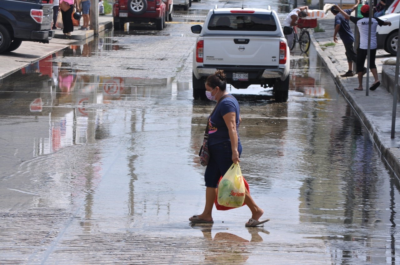 Encharcamientos molestan a pobladores de Ciudad del Carmen