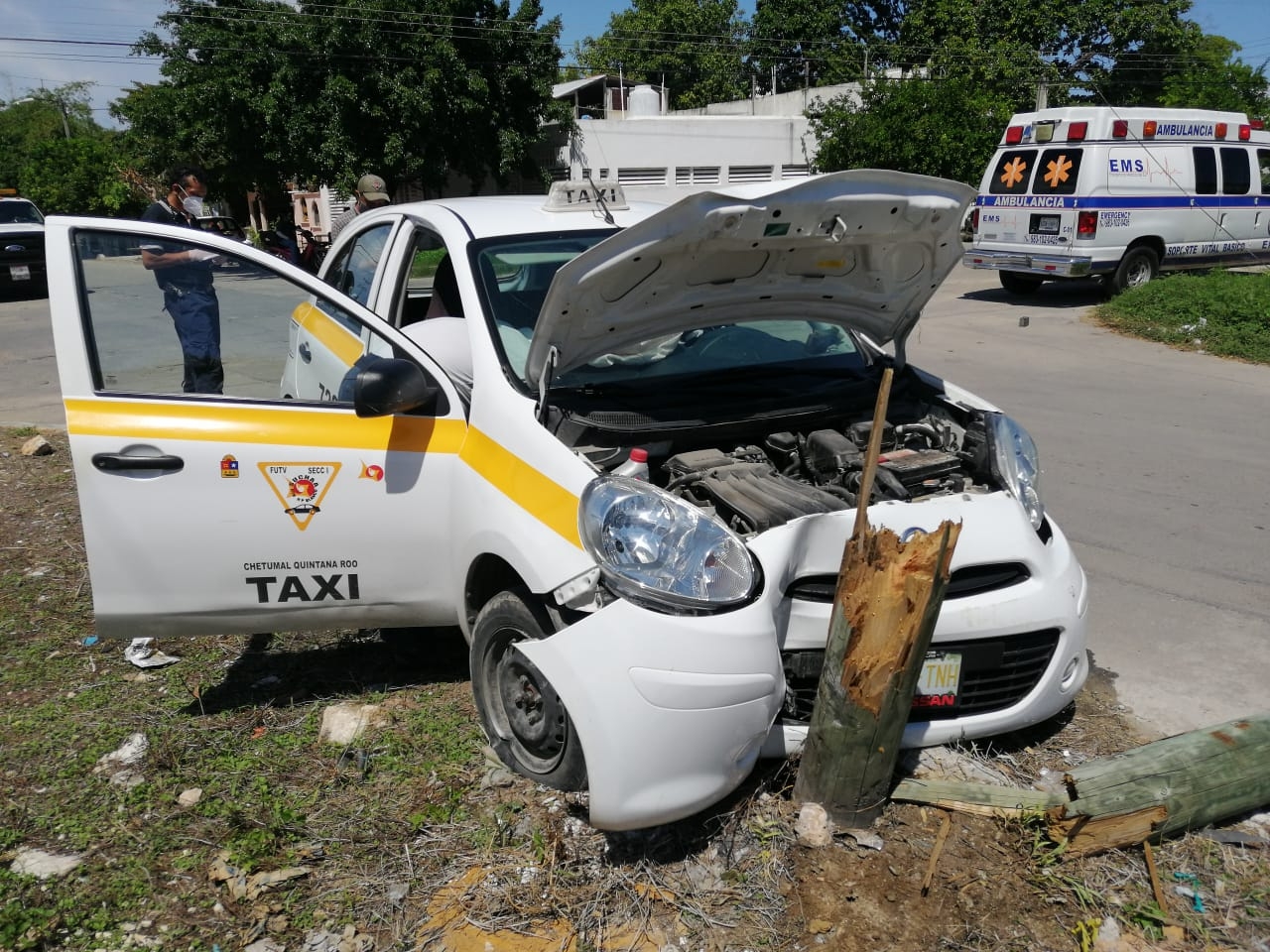 Taxi se impacta contra un poste tras ser chocado en Chetumal