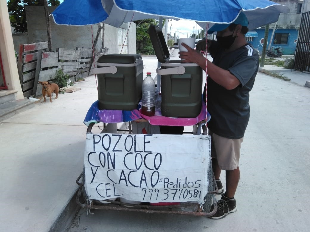 Adapta triciclo para vender pozole de coco en Progreso