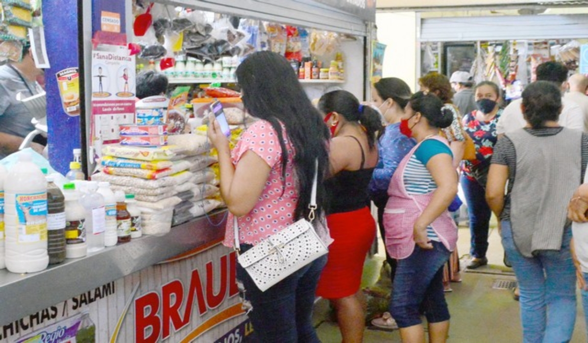 Por los festejos patrios, ciudadanos abarrotan el Mercado de Campeche