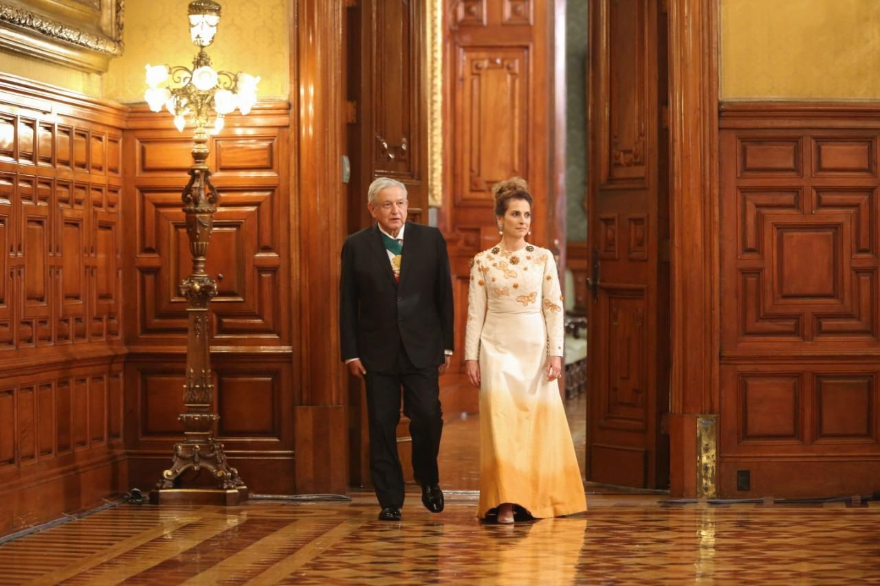 Tonos beige y detalles amarillos, el vestido que eligió Beatriz Gutiérrez Müller para el grito