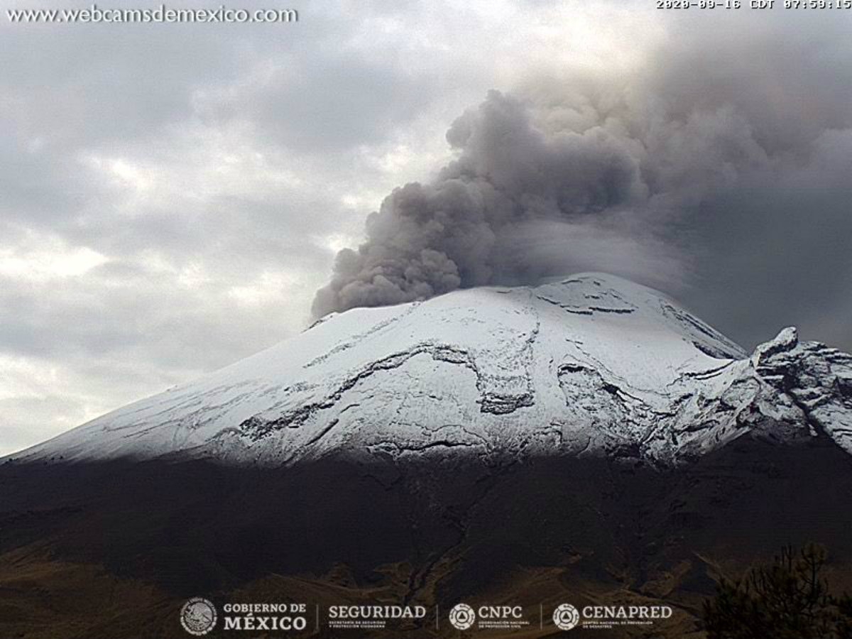 Volcán Popocatépetl amanece nevado (@PCPueblaCapital)