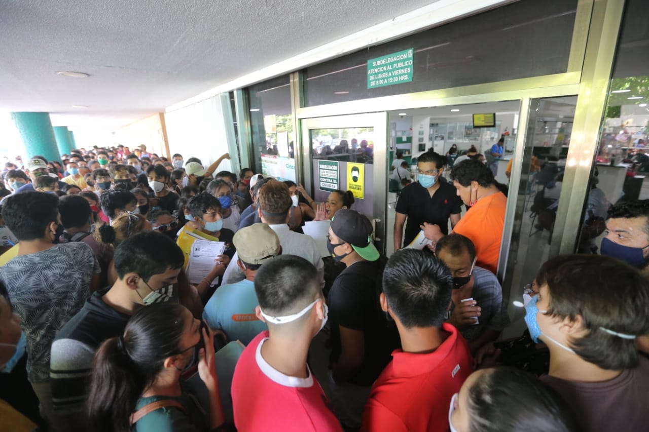 Cientos de personas hacen filas en el IMSS de Cancún sin sana distancia