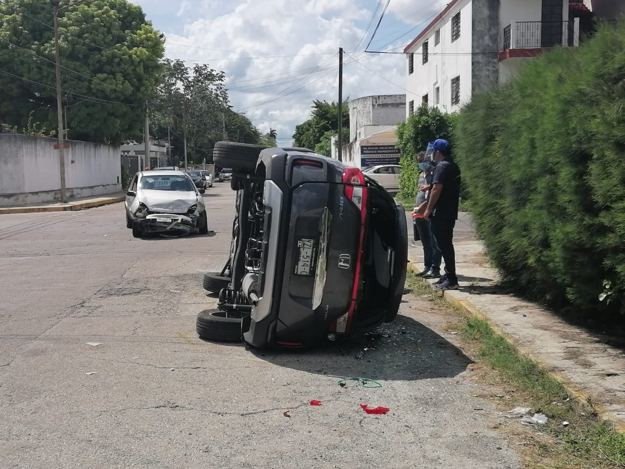 Conductor sale ileso de aparatosa volcadura en Mérida