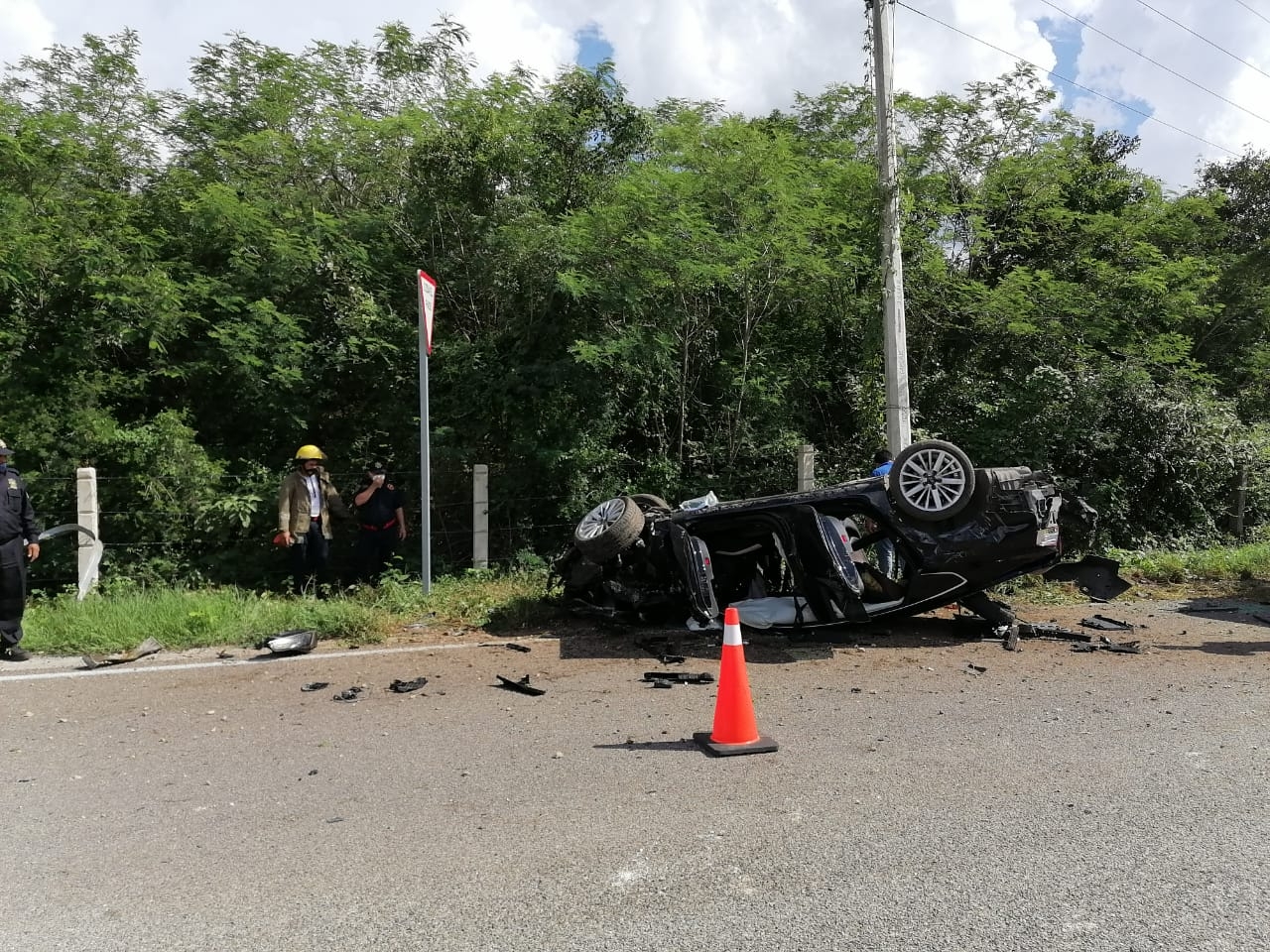 Jóvenes destrozan auto en accidente, pero viven para contarlo