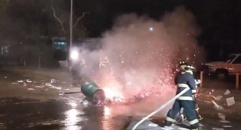 CDMX: Encapuchadas toman y queman inmobiliario en Ciudad Universitaria (VIDEO)