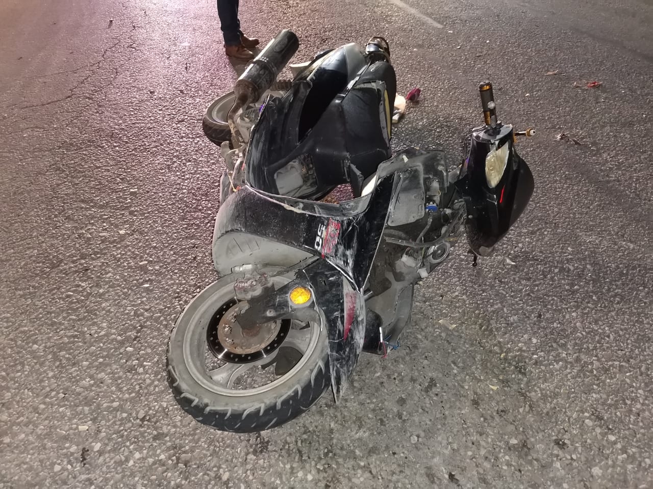 Motociclista se pasa el alto y choca contra automóvil en Ciudad del Carmen Foto: Ricardo Jiménez