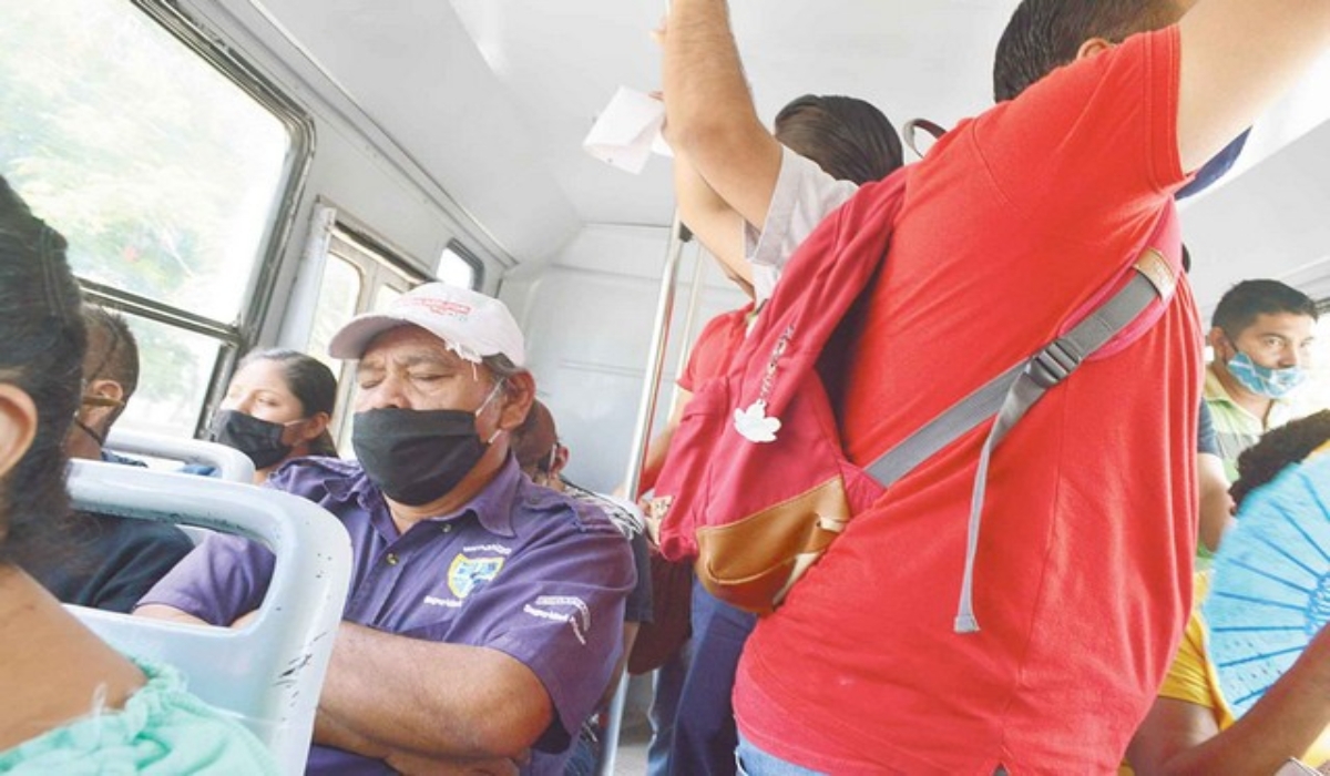 Pese a recomendaciones, unidades de transporte en Campeche circulan con sobrecupo