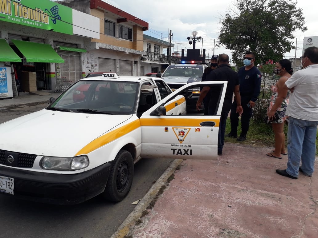 Taxista choca contra un auto en Chetumal