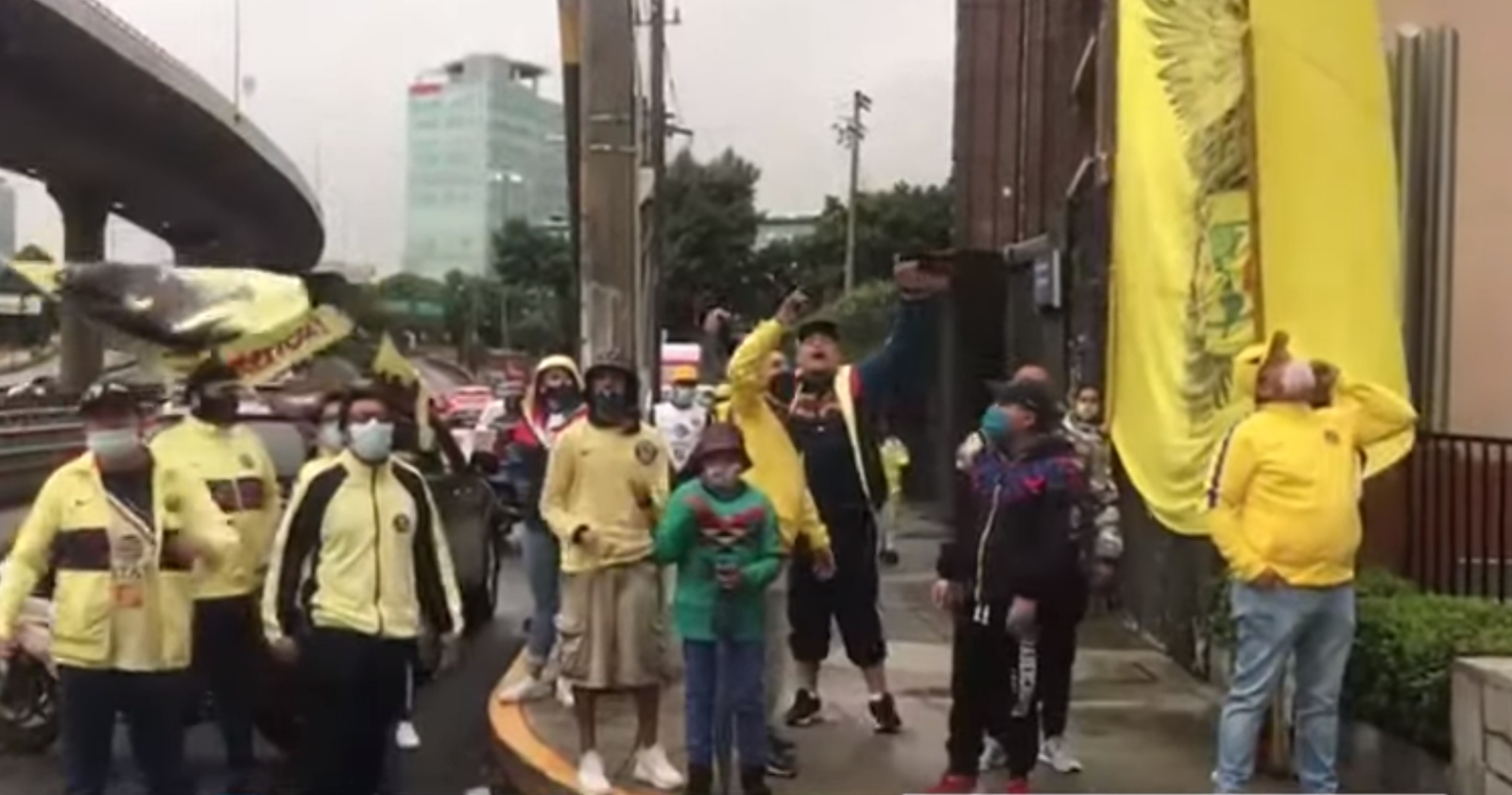 Americanistas se olvidan de la sana distancia para apoyar en el Clásico Nacional