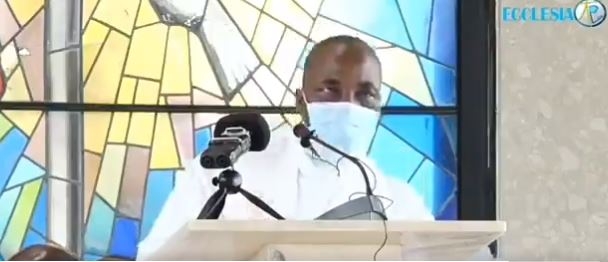 Sacerdote muere en plena misa mientras pide cuidarse del COVID-19 (VIDEO)