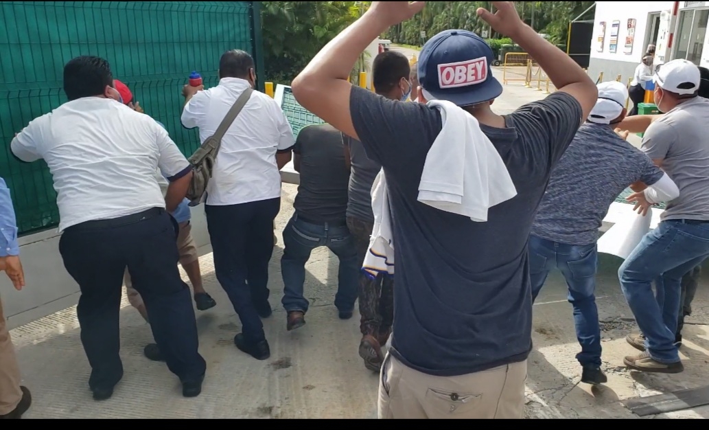 Trabajadores del hotel Princess derriban el portón para entrar a la fuerza