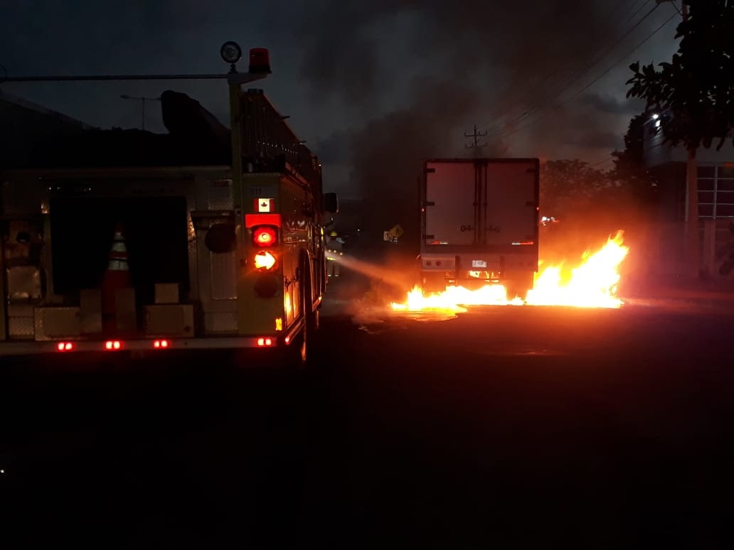 Se incendia camioneta cerca de gasolinera en Puerto Morelos