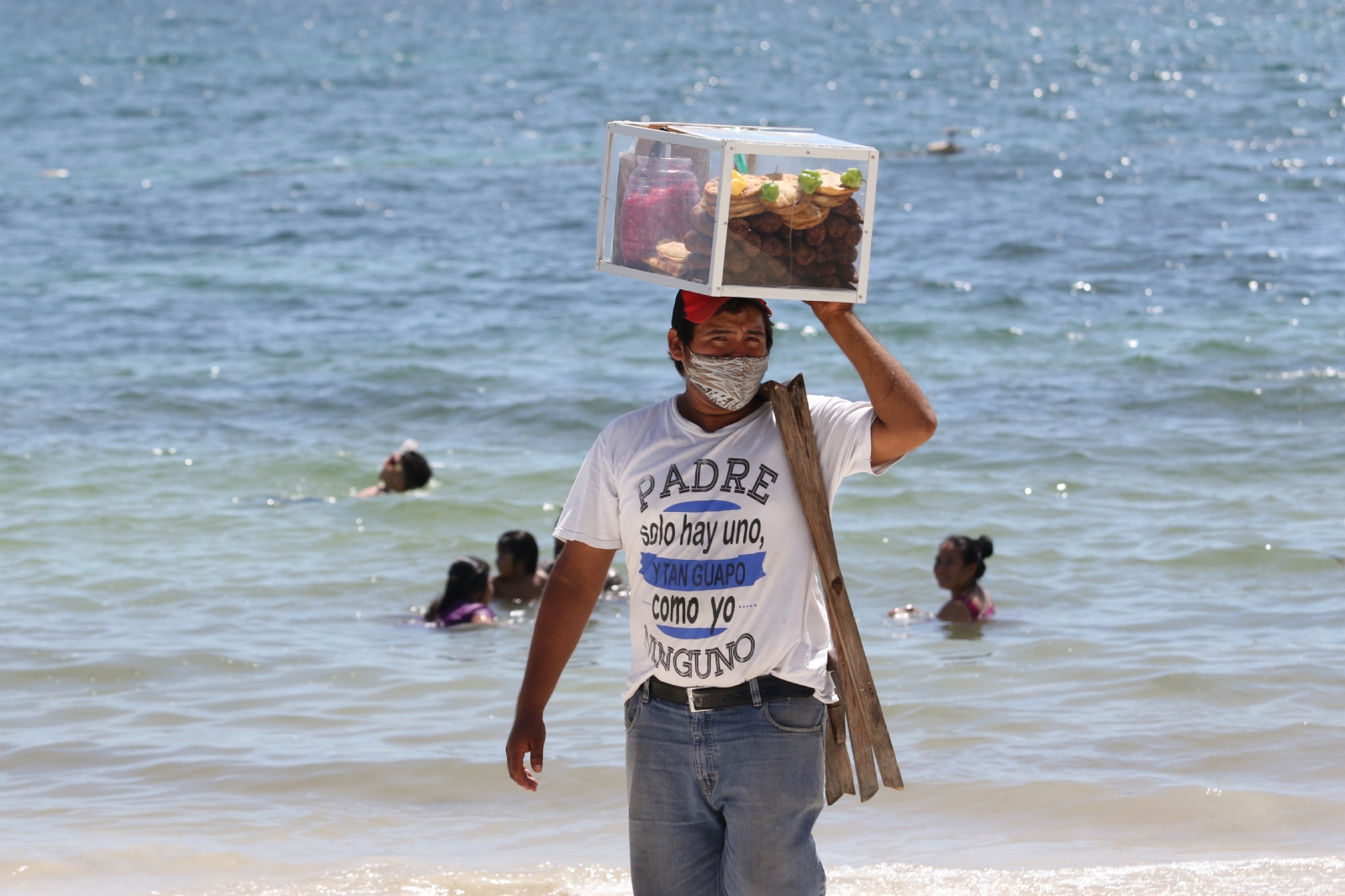 Se ganan la vida vendiendo kibis yucatecos en la zona hotelera de Cancún