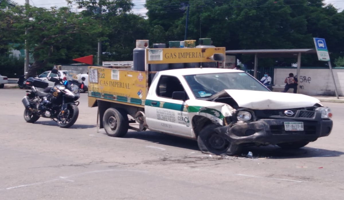 Camioneta que transportaba gas choca contra un tractocamión en Mérida