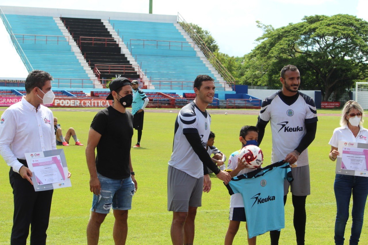 Cancún FC convive con niño que ganó el Torneo de Dominadas