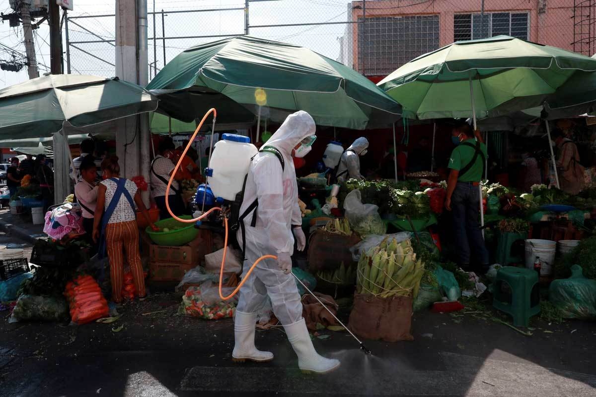 Previo al informe COVID-19, el doctor José Alomía explicó que las medidas sanitarias deben ser acatadas aún en semáforo verde Foto: Reuters