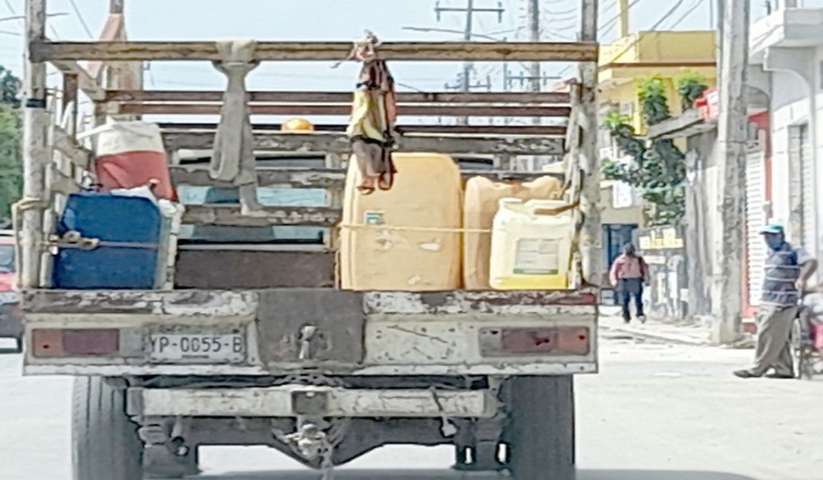 Continúa el tráfico de combustible en Champotón, el litro se oferta hasta en 15 pesos