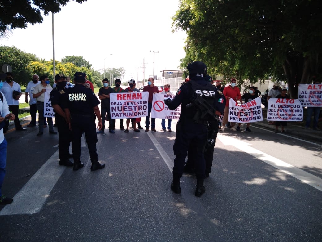 Locatarios de la Central de Abastos se manifiestan en Mérida; denuncian despojo