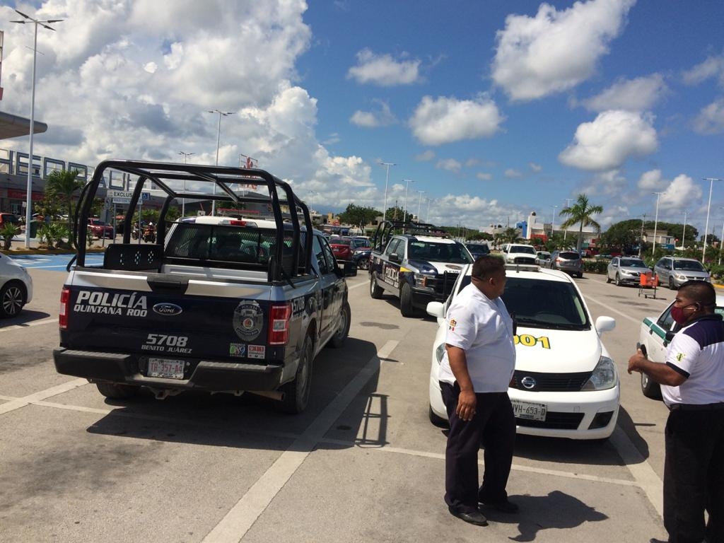 Taxistas de Cancún retienen a conductor por recoger pasaje fuera de su zona