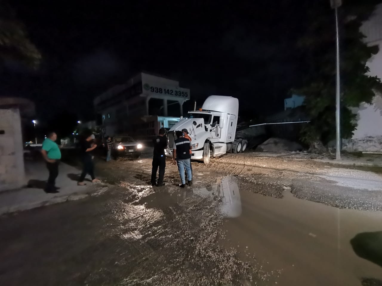 Se registra una volcadura de un tráiler en la Colonia Volcanes de Ciudad del Carmen