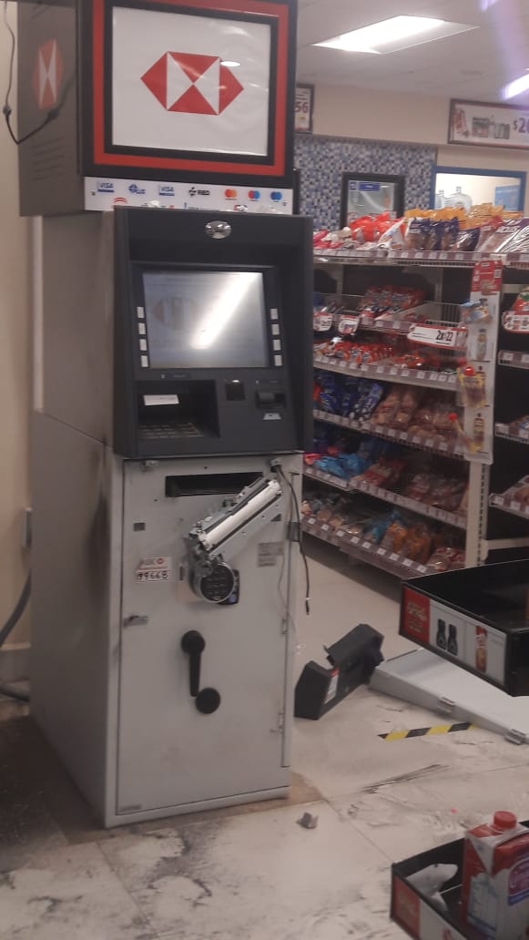 Robo de 200 mil pesos en Oxxo en Pucté