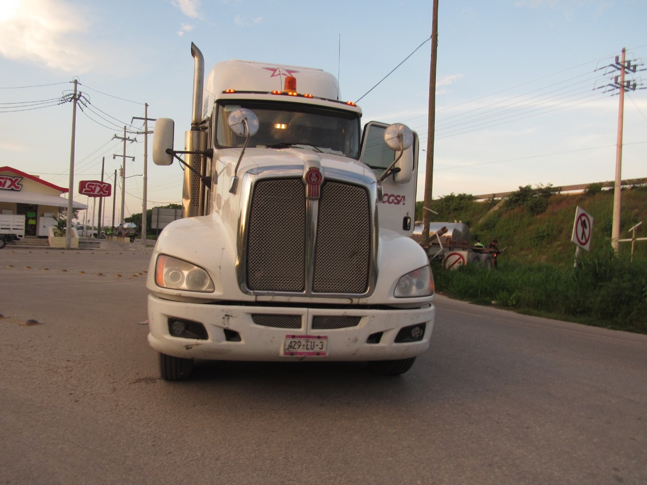 Conductor de tractocamión choca con poste en Progreso