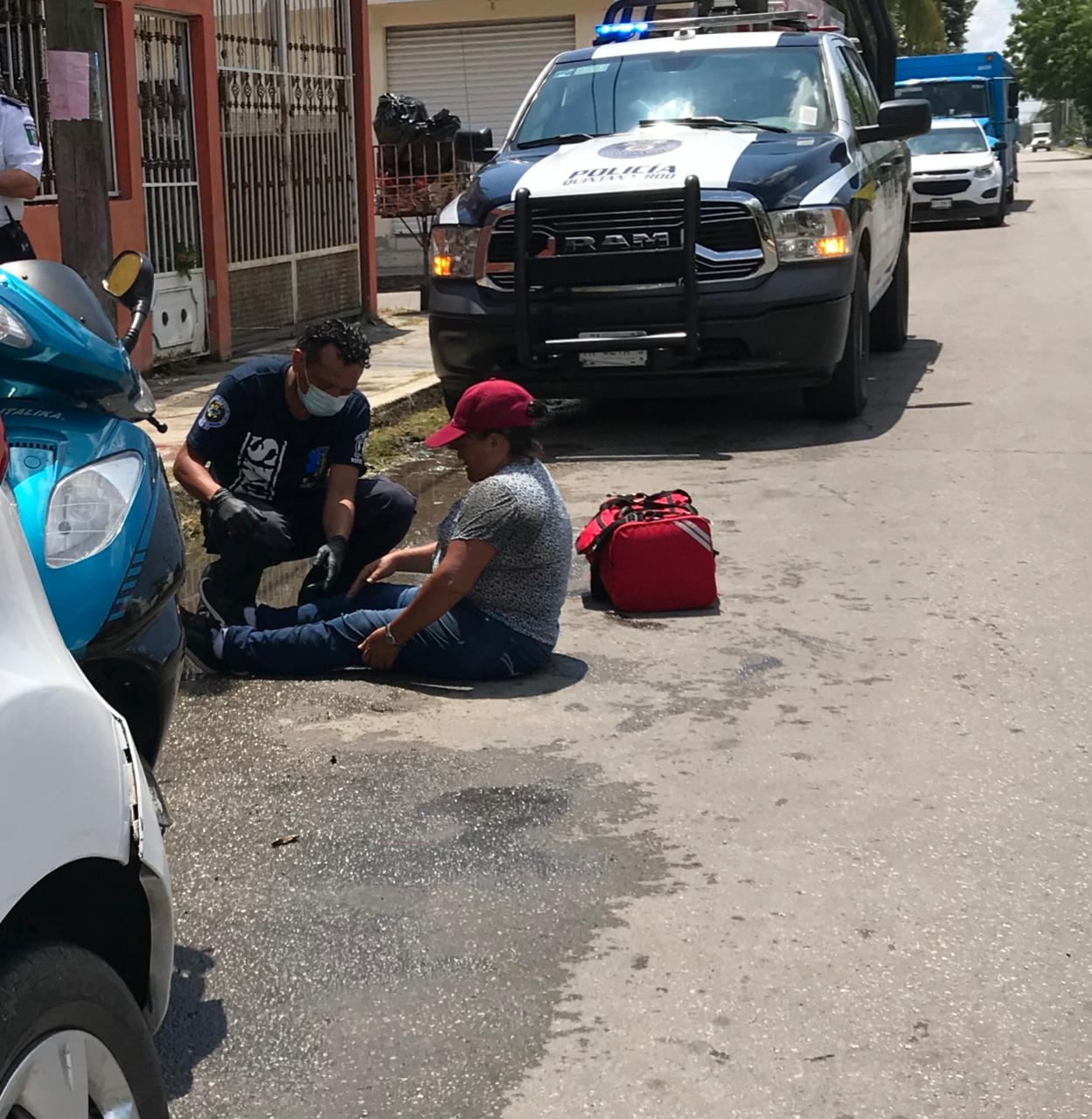 Motociclista atropella a una mujer tras ser chocado por un automóvil en Chetumal