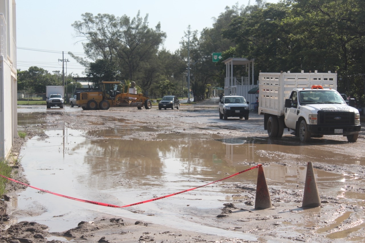 Con huecos y lodo, así luce acceso al puerto industrial en Ciudad del Carmen