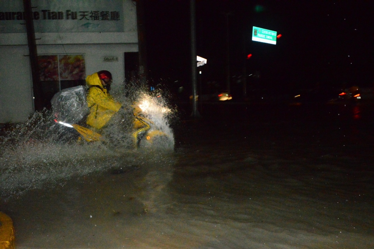 Fuertes lluvias causan problemas de circulación en calles de Campeche