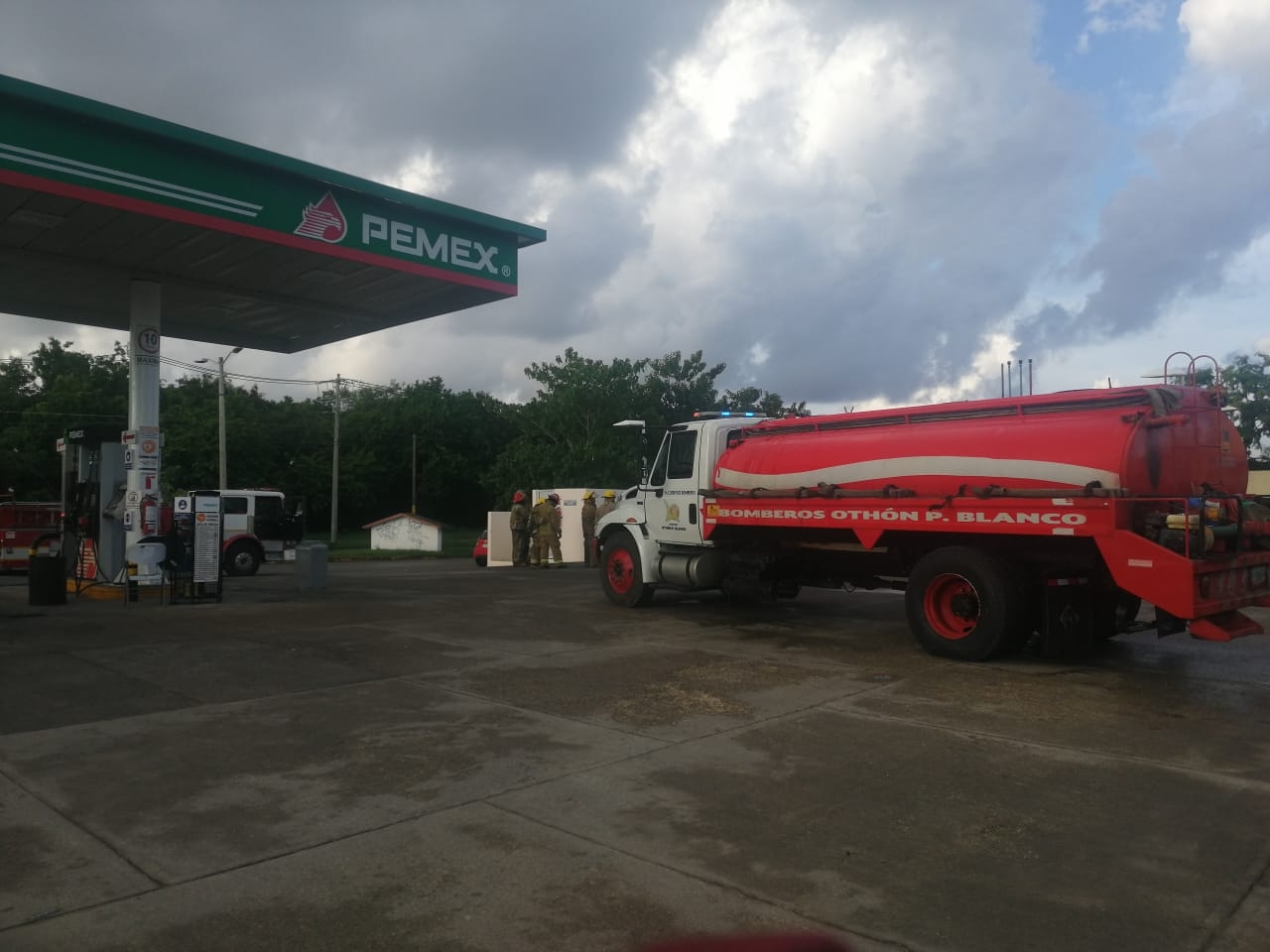 Alarma por flamazo en pipa con gasolina en Chetumal