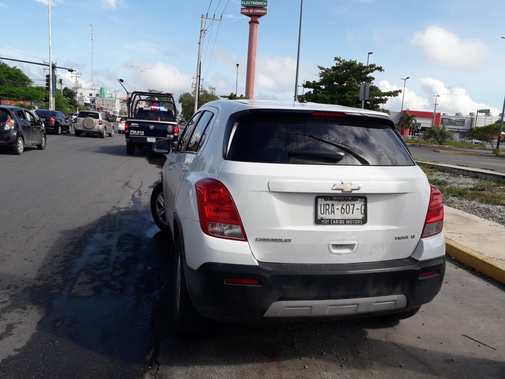 Conductor choca cuando salía de un supermercado en Chetumal