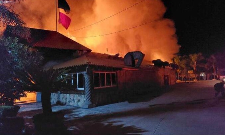 Encapuchados balearon e incendiaron un restaurante de carnitas en Guanajuato