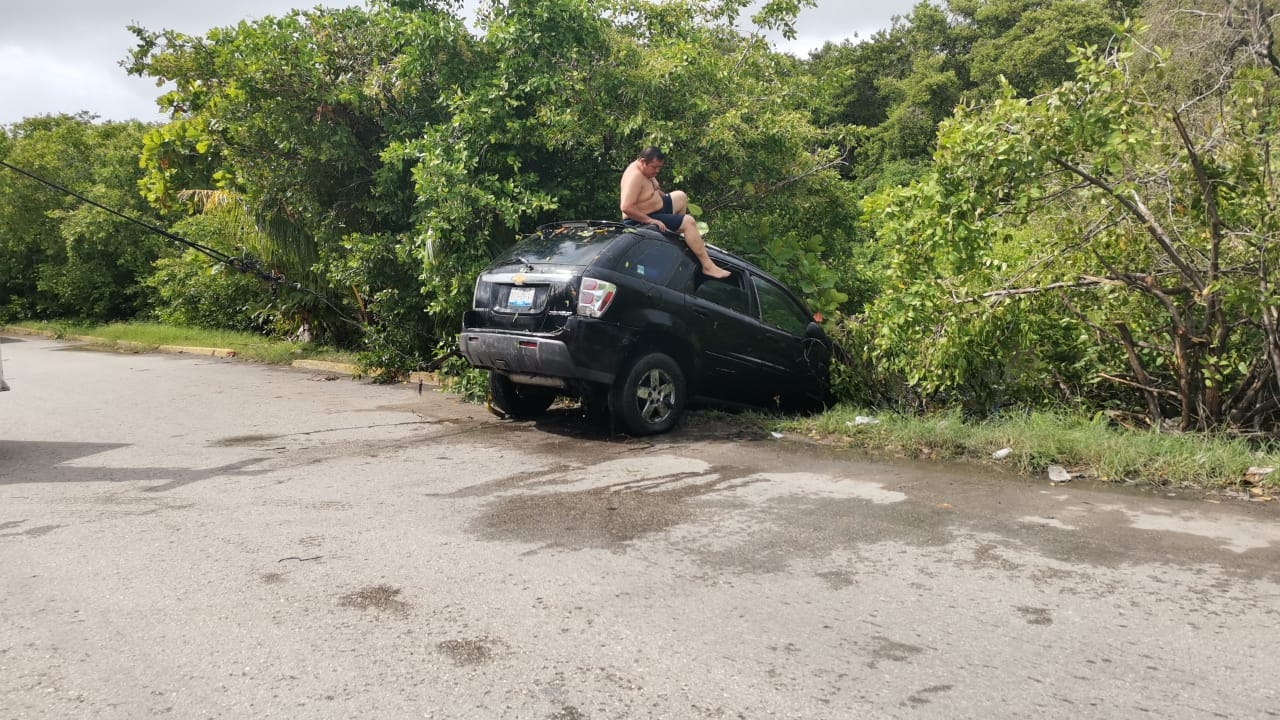 Camioneta cae a las aguas de una Caleta en Ciudad del Carmen