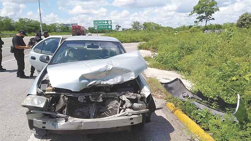 Aparatoso choque deja daños materiales en Cansahcab