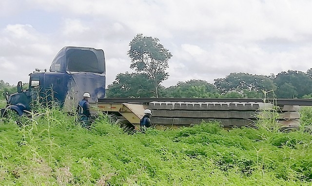 Trasladan durmientes y rieles a Pomuch como parte de la obra del Tren Maya