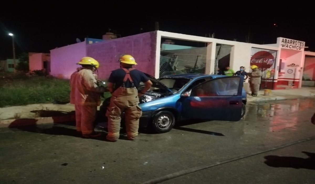 Bomberos logran controlar incendios en predio y automóvil de Chetumal