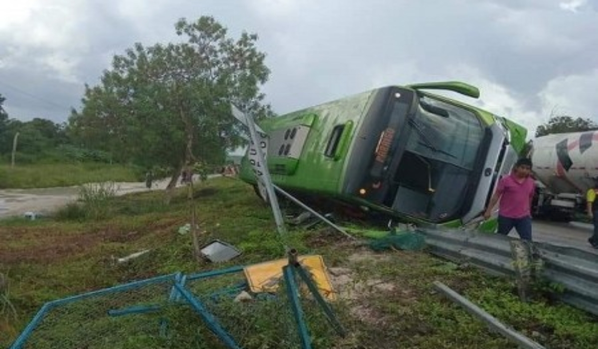 Autobús de pasajeros vuelca sobre la carretera en dirección a Xpujil