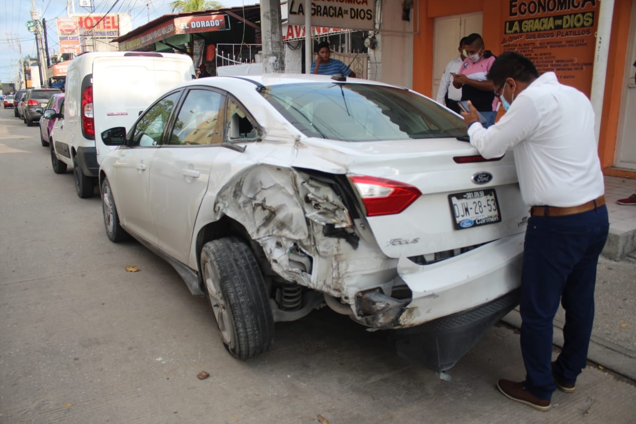 Choca contra un tráiler y tendrá que pagar 200 mil pesos en Ciudad del Carmen