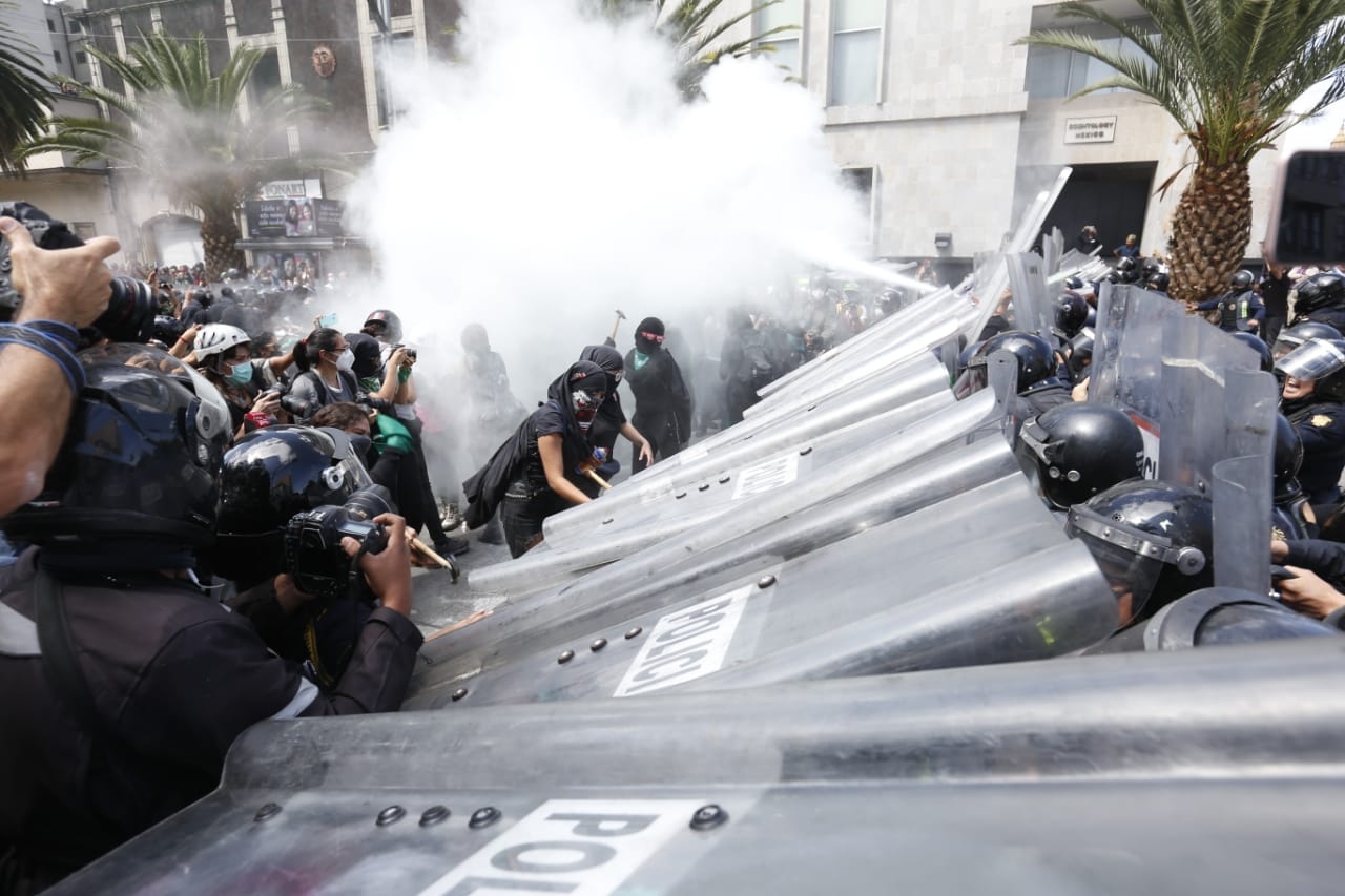 Marcha feminista avanza entre gas lacrimógeno y bullicio