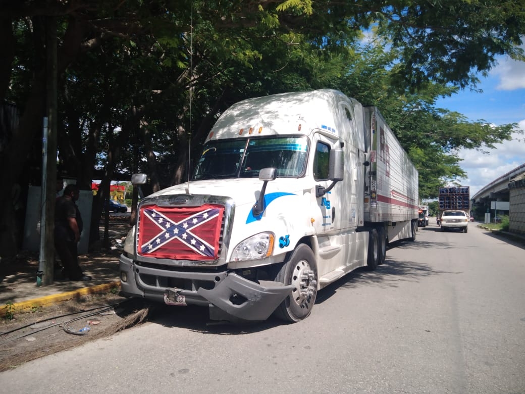 Tráiler arrastra a un carro por la lateral del Periférico de Mérida