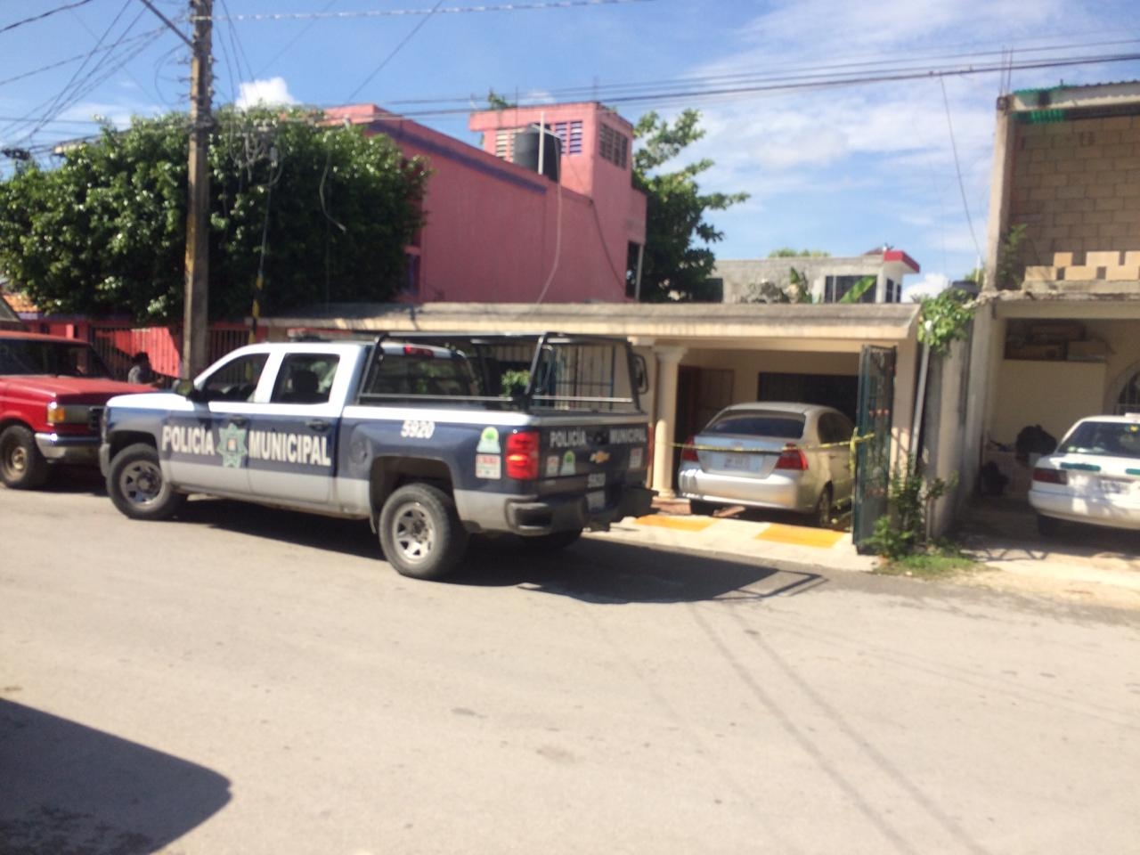 Esposa encuentra a su pareja sin vida debajo de una escalera en la región 219, en Cancún. Foto: Rafael García